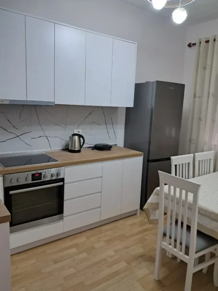 Tirane, jepet me qera apartament 2+1 Kati 1, 100 m² 500 € (Liqeni i thate)