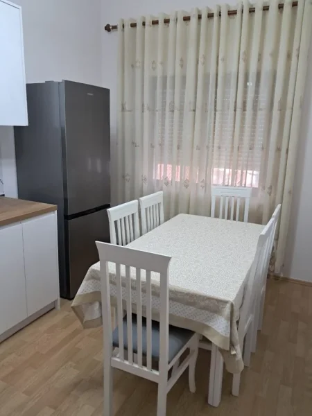 Tirane, jepet me qera apartament 2+1 Kati 1, 100 m² 500 € (Liqeni i thate)