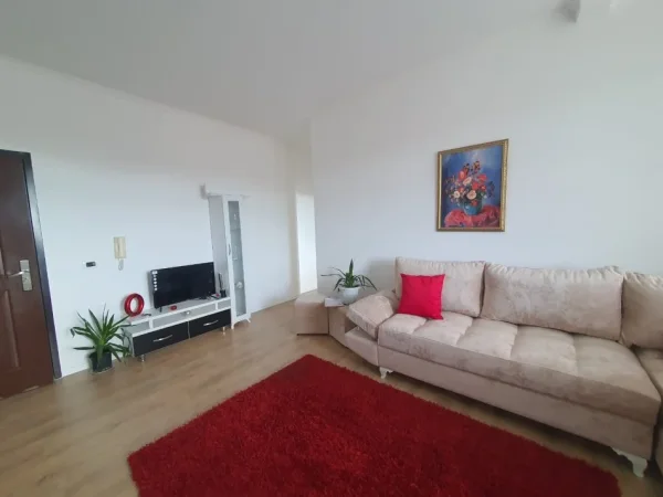 Tirane, jepet me qera apartament 2+1+Ballkon Kati 4, 87 m² 450 € (Fabrika E Qelqit)