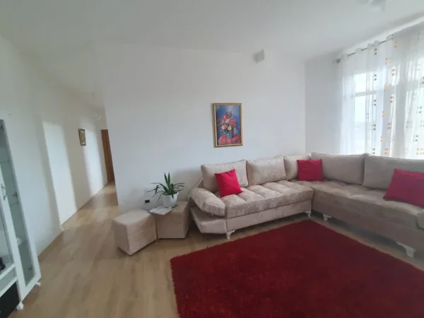 Tirane, jepet me qera apartament 2+1+Ballkon Kati 4, 87 m² 450 € (Fabrika E Qelqit)