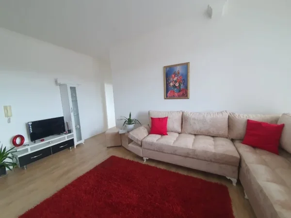 Tirane, jepet me qera apartament 2+1+Ballkon Kati 4, 87 m² 450 € (Fabrika E Qelqit)