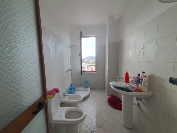 Tirane, jepet me qera apartament 2+1+Ballkon Kati 4, 87 m² 450 € (Fabrika E Qelqit)