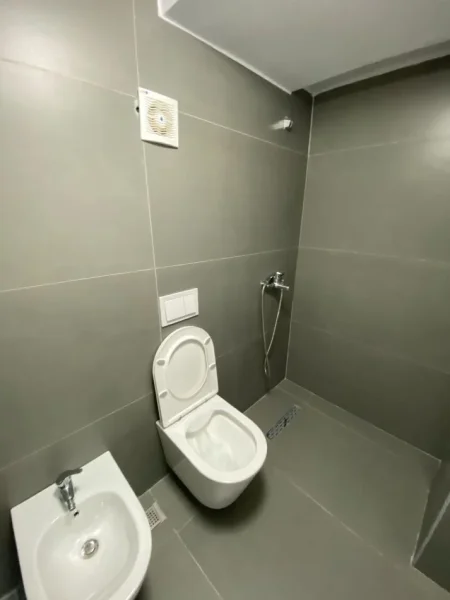Tirane, jepet me qera apartament duplex 2+1 Kati 1, 150 m² 1.000 € (Kodra e diellit)
