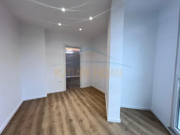 Tirane, shitet apartament 2+1+Ballkon Kati 4, 78 m² 195.000 € (Pazari i Ri)