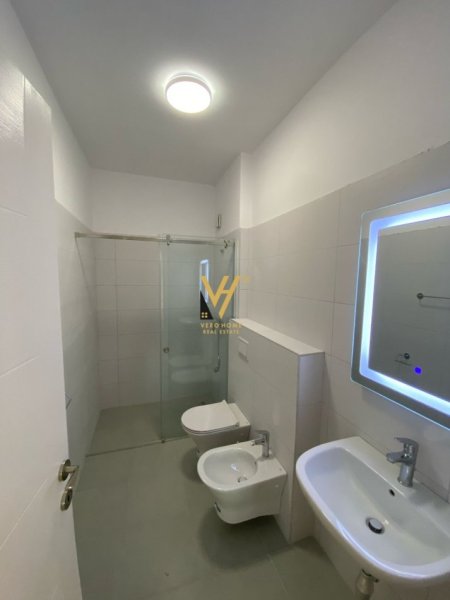 Tirane, jepet me qera apartament 2+1+Ballkon Kati 2, 115 m² 700 € (OXHAKU)