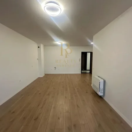 Tirane, jepet me qera ambjent biznesi Kati 3, 120 m² 1.300 € (Komuna e Parisit)