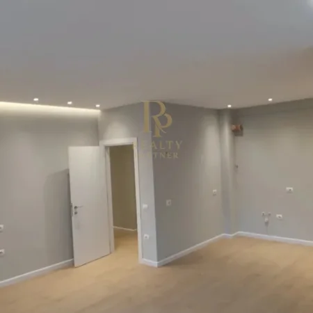 Tirane, jepet me qera ambjent biznesi Kati 3, 120 m² 1.300 € (Komuna e Parisit)