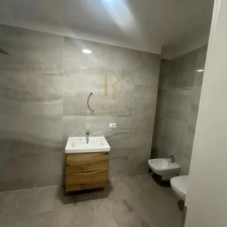 Tirane, jepet me qera ambjent biznesi Kati 3, 120 m² 1.300 € (Komuna e Parisit)