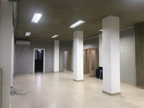 Tirane, jepet me qera zyre Kati 2, 350 m² 3.000 € (RRUGA E ELBASANIT)