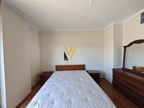 Tirane, jepet me qera apartament 2+1+Ballkon Kati 6, 200 m² 550 € (FRESK)