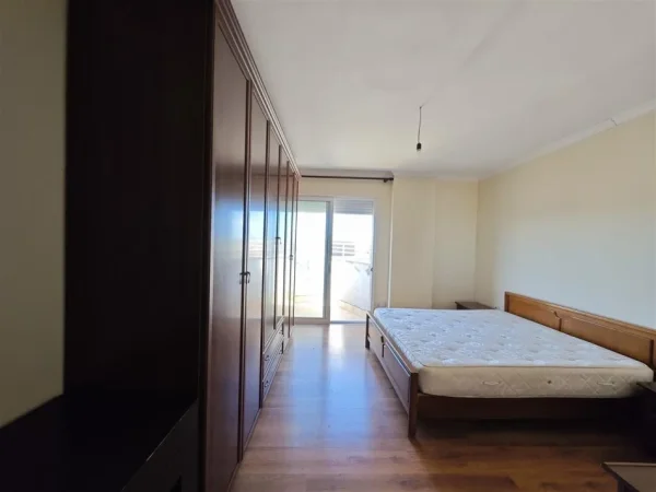 Tirane, shes apartament 2+1 Kati 6, 200 m² (fresku)