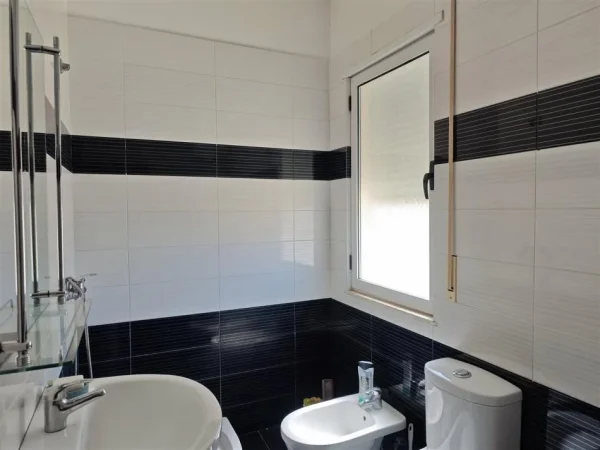 Tirane, shes apartament 2+1 Kati 6, 200 m² (fresku)