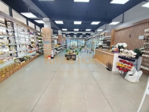 Tirane, jepet me qera ambjent biznesi Kati 0, 4.000 m² 6.199 € (komuna e parisit)