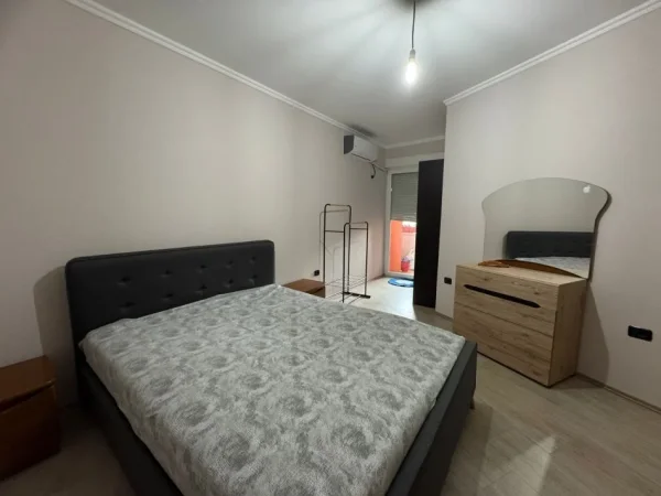 Tirane, jepet me qera apartament 1+1+Ballkon Kati 5, 68 m² 550 € (Sheshi Willson)