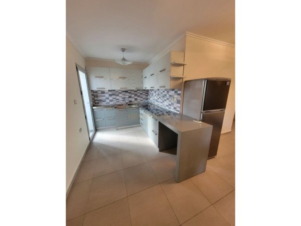 Tirane, jepet me qera apartament 1+1 Kati 3, 58 m² 450 € (Bulevardi Zhan Dark)