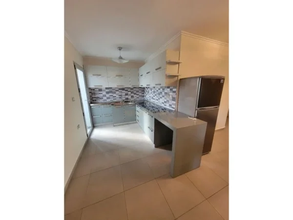 Tirane, jepet me qera apartament 1+1 Kati 3, 58 m² 450 € (Bulevardi Zhan Dark)