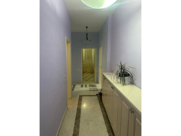Tirane, jepet me qera apartament 3+1+Aneks+Ballkon Kati 1, 93 m² 800 € (Beqir Luga)