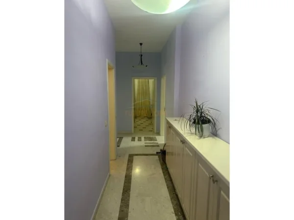 Tirane, jepet me qera apartament 3+1+Aneks+Ballkon Kati 1, 93 m² 800 € (Beqir Luga)