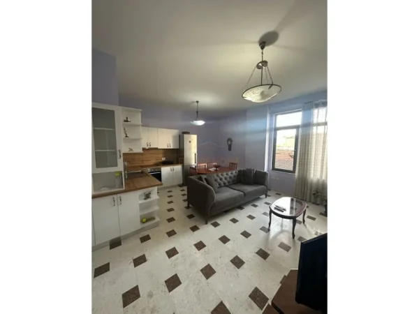 Tirane, jepet me qera apartament 3+1+Aneks+Ballkon Kati 1, 93 m² 800 € (Beqir Luga)
