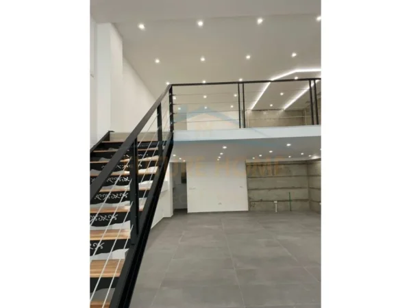 Tirane, jepet me qera ambjent biznesi Kati 0, 250 m² 2.699 € (QENDER)