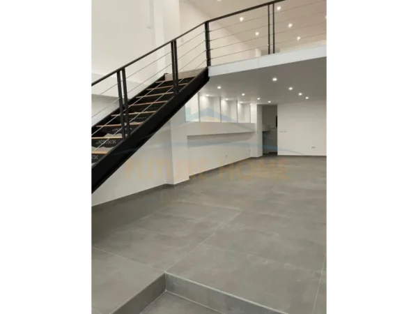 Tirane, jepet me qera ambjent biznesi Kati 0, 250 m² 2.699 € (QENDER)