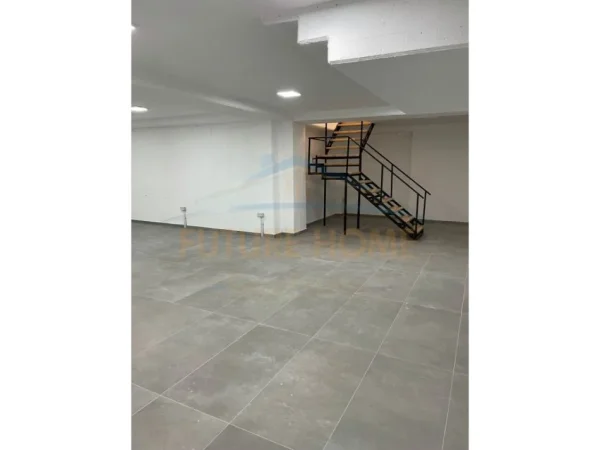 Tirane, jepet me qera ambjent biznesi Kati 0, 250 m² 2.699 € (QENDER)