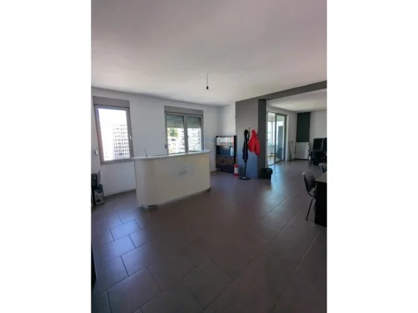 Tirane, jepet me qera ambjent biznesi Kati 6, 120 m² 800 € (Kryqezimi i Zogut Te Zi)