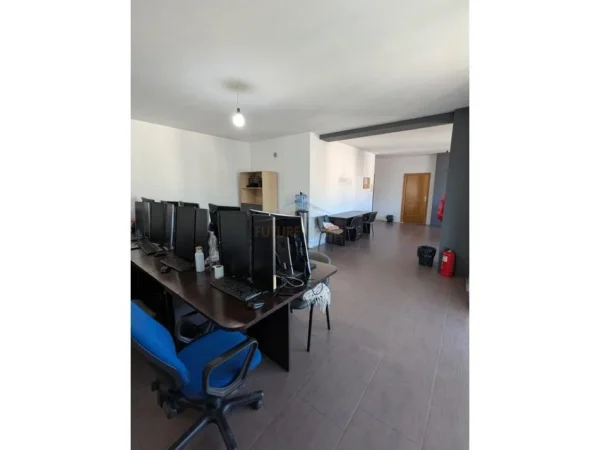 Tirane, jepet me qera ambjent biznesi Kati 6, 120 m² 800 € (Kryqezimi i Zogut Te Zi)