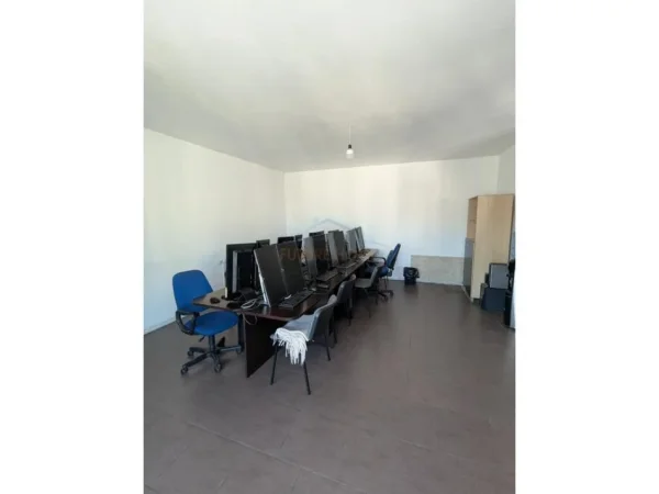 Tirane, jepet me qera ambjent biznesi Kati 6, 120 m² 800 € (Kryqezimi i Zogut Te Zi)