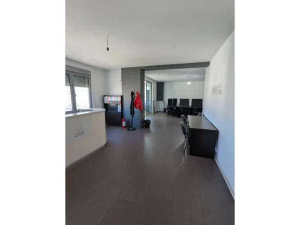 Tirane, jepet me qera ambjent biznesi Kati 6, 120 m² 800 € (Kryqezimi i Zogut Te Zi)