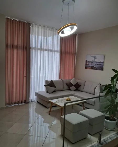 Tirane, jepet me qera shtepi 2+1 Kati 1, 100 m² 500 € (Rr. Hiqmet Buzi, Liqeni i Thate)