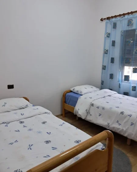 Tirane, jepet me qera shtepi 2+1 Kati 1, 100 m² 500 € (Rr. Hiqmet Buzi, Liqeni i Thate)