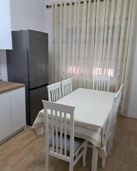 Tirane, jepet me qera shtepi 2+1 Kati 1, 100 m² 500 € (Rr. Hiqmet Buzi, Liqeni i Thate)