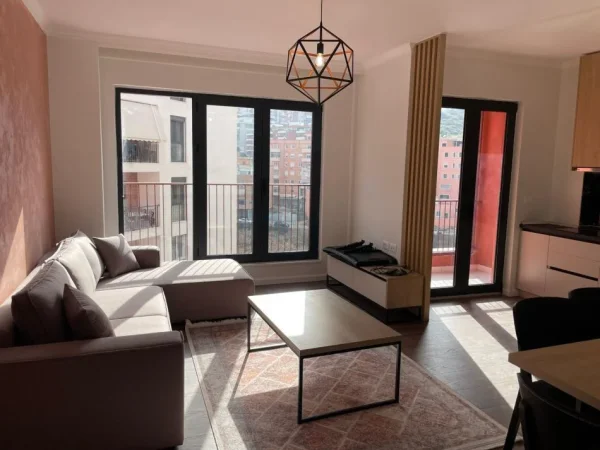Tirane, jepet me qera apartament 1+1 me 2 poste parkimi Kati 3, 70 m² 600 € (Rr. Kodra e Diellit te ish New Jorku)