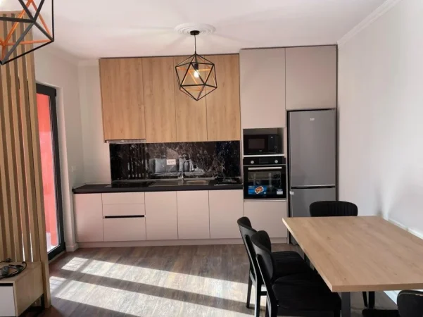 Tirane, jepet me qera apartament 1+1 me 2 poste parkimi Kati 3, 70 m² 600 € (Rr. Kodra e Diellit te ish New Jorku)