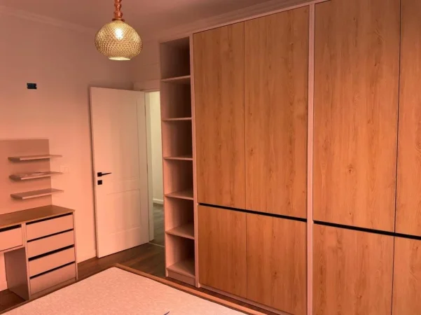 Tirane, jepet me qera apartament 1+1 me 2 poste parkimi Kati 3, 70 m² 600 € (Rr. Kodra e Diellit te ish New Jorku)