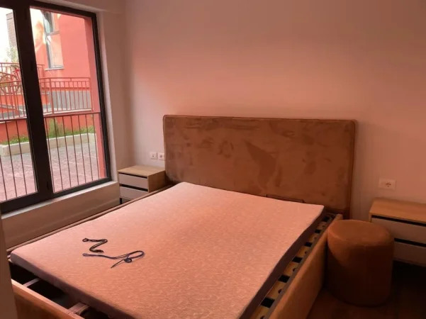 Tirane, jepet me qera apartament 1+1 me 2 poste parkimi Kati 3, 70 m² 600 € (Rr. Kodra e Diellit te ish New Jorku)
