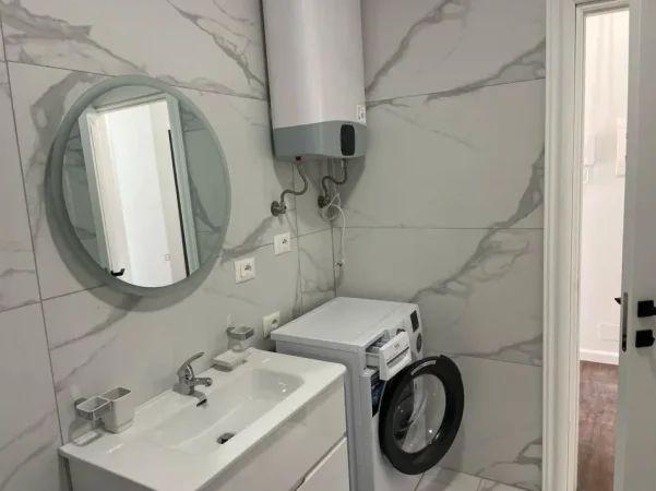 Tirane, jepet me qera apartament 1+1 me 2 poste parkimi Kati 3, 70 m² 600 € (Rr. Kodra e Diellit te ish New Jorku)