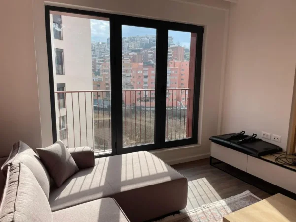Tirane, jepet me qera apartament 1+1 me 2 poste parkimi Kati 3, 70 m² 600 € (Rr. Kodra e Diellit te ish New Jorku)