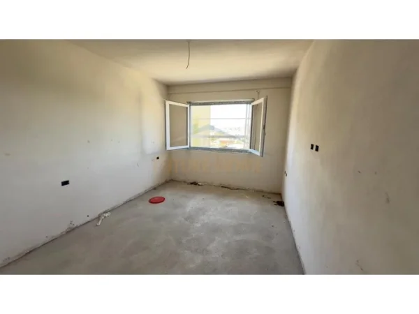 Tirane, shes apartament 1+1+Ballkon Kati 2, 81 m² 89.000 € (Paskuqan)