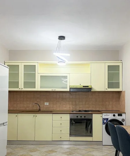 Tirane, jepet me qera apartament 1+1+Ballkon Kati 15, 50 m² 650 € (QENDER)