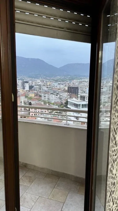 Tirane, jepet me qera apartament 1+1+Ballkon Kati 15, 50 m² 650 € (QENDER)